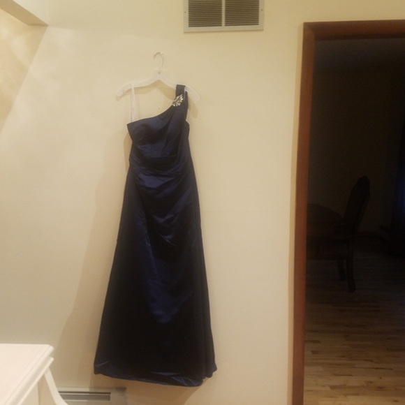 Gown - Picture 1 of 3